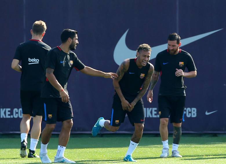 Neymar dice ser feliz al lado de sus amigos Luis Suárez (izquierda) y Lionel Messi (derecha). A la expectativa. FOTO Reuters