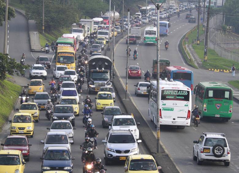 Sólo en 2013, según detalla el informe de la Comisión de Expertos tributarios, el impuesto a los vehículos recaudó 963 mil millones de pesos en todo el país. FOTO Róbinson Saenz