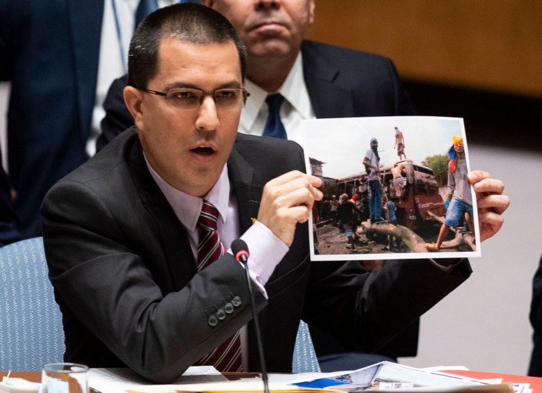 El canciller venezolano Jorge Arreaza acusó a los opositores de quemar los camiones con ayuda humanitaria. FOTO: AFP.
