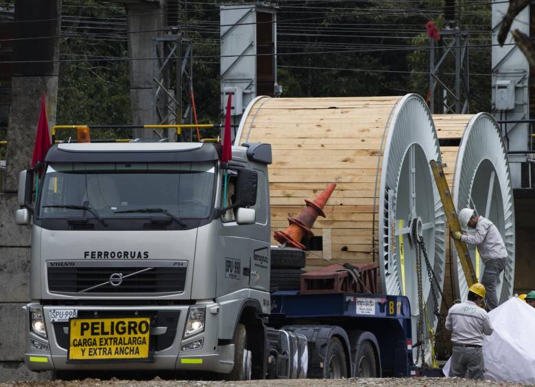 En cuatro camiones camabaja fueron transportados los carretes con el cable desde el aeropuerto de Rionegro hasta la central de Guatapé en la mañana de ayer. FOTO julio césar herrera