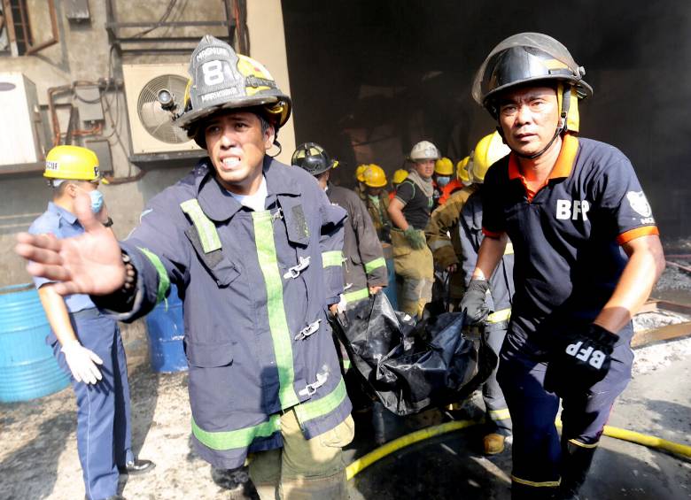 Ya son 72 los muertos en el incendio registrado el pasado miércoles en una fábrica de calzado en el municipio de Valenzuela, en Metro Manila. FOTO REUTERS