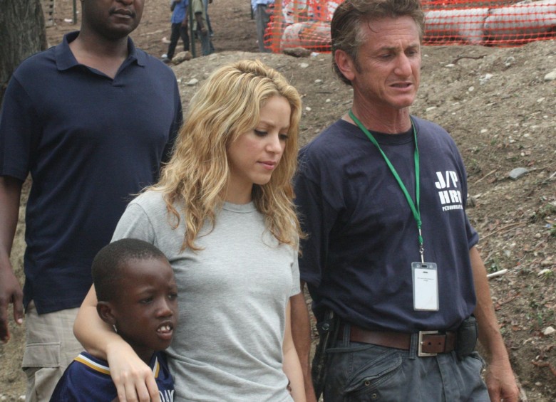 La cantante colombiana Shakira, tras su visita a Haití, recorrió posibles lugares donde levantó una escuela Pies Descalzos. FOTO Colprensa