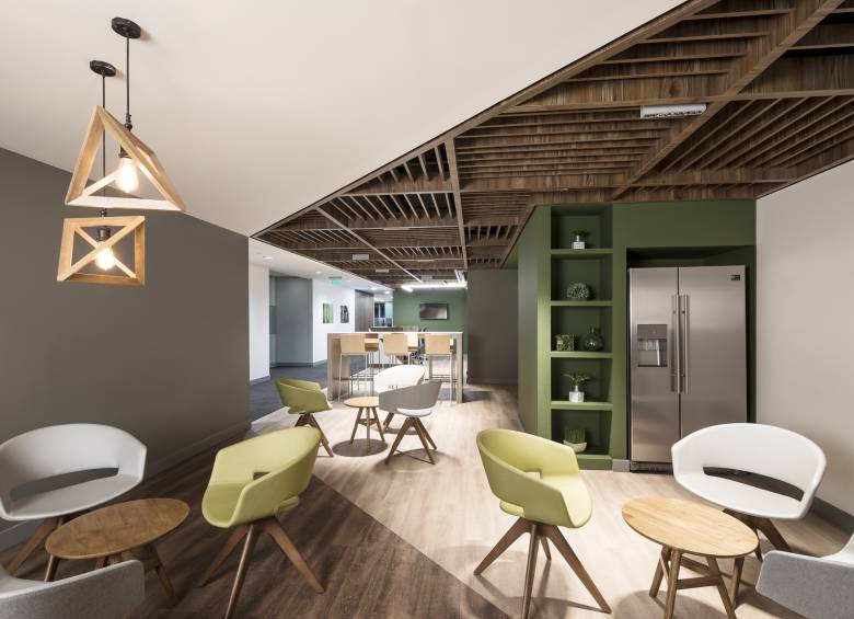 La cocina y comedor de las oficinas de Johnson & Johnson Colombia con certificación Fitwel diseñadas por AEI. FOTO CORTESÍA