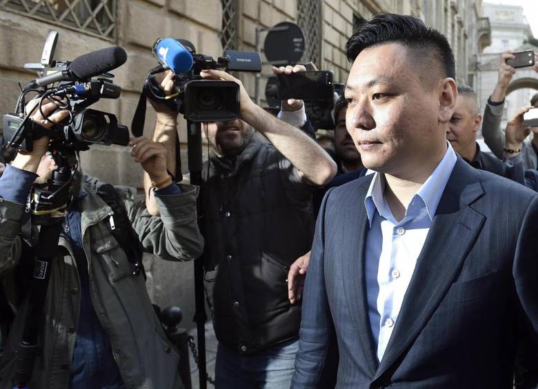 David Han Li, el nuevo presidente del equipo AC Milán, rodeado de periodistas a su llegada a una notaría en Milán (Italia). Se informó de que iba a asistir al traspaso de propiedad del equipo de la compañía Fininvest, de Silvio Berlusconi, a la compañía china Sino-Europe Sports, en una operación que se prevé concluya este viernes. FOTO EFE
