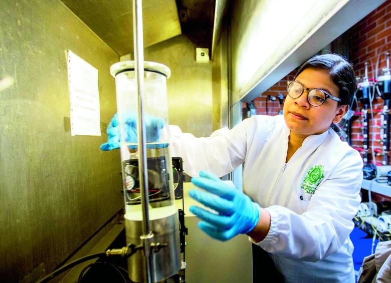 Lorena Camargo muestra el reactor del equipo, en la Sede de Investigación Universitaria de la U. de A. FOTO Julio césar Herrera