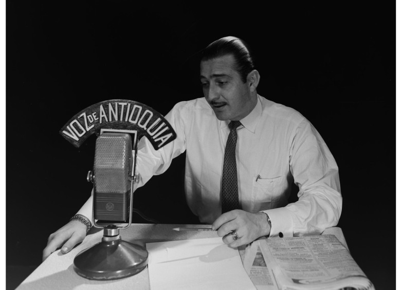 El actor y humorista Guillermo Zuluaga, “Montecristo”, tuvo un programa radial, Las aventuras de Montecristo, al aire por décadas en el departamento. La imagen está en la muestra. FOTO archivo bpp