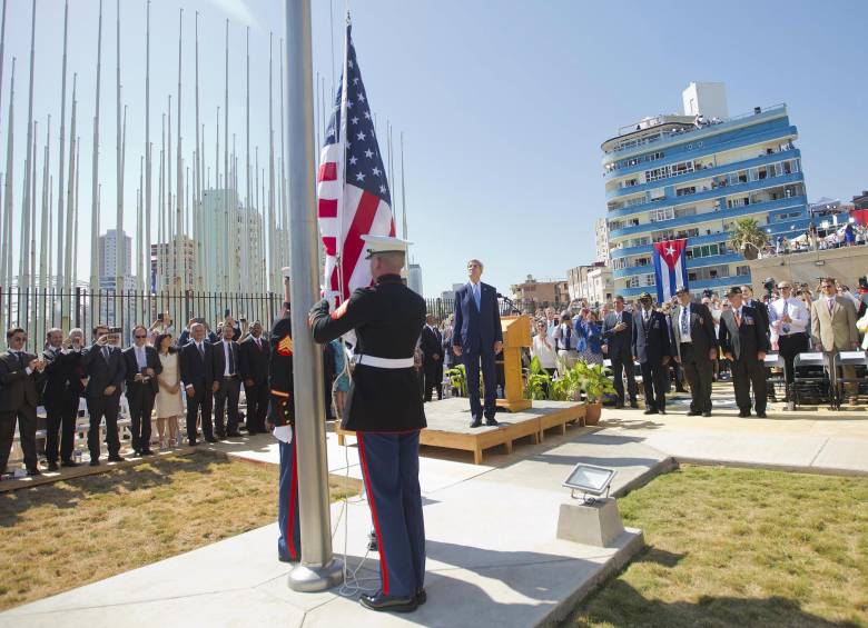 Estados Unidos izó este viernes su bandera de rayas y estrellas durante la reapertura de su embajada en La Habana, en un nuevo paso de reconciliación. FOTO AP