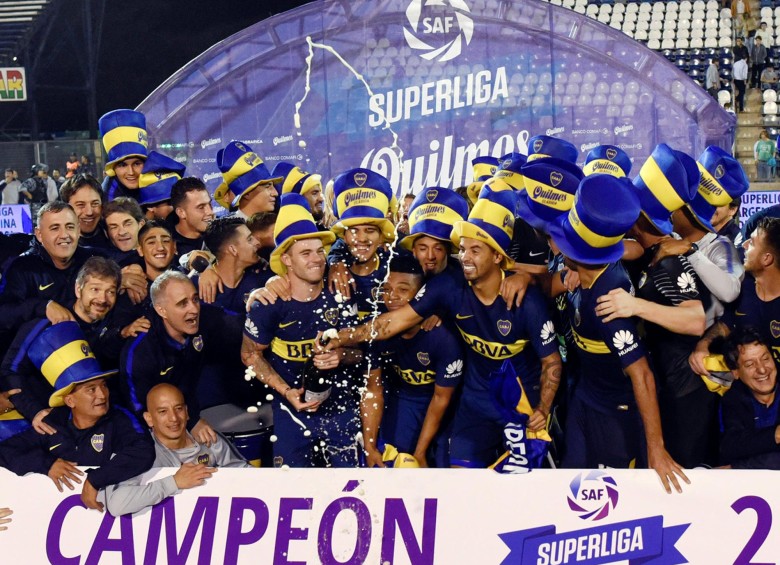 Hasta altas horas de la madrugada de este jueves los hinchas de Boca celebraron el título en la Superliga. FOTO REUTERS