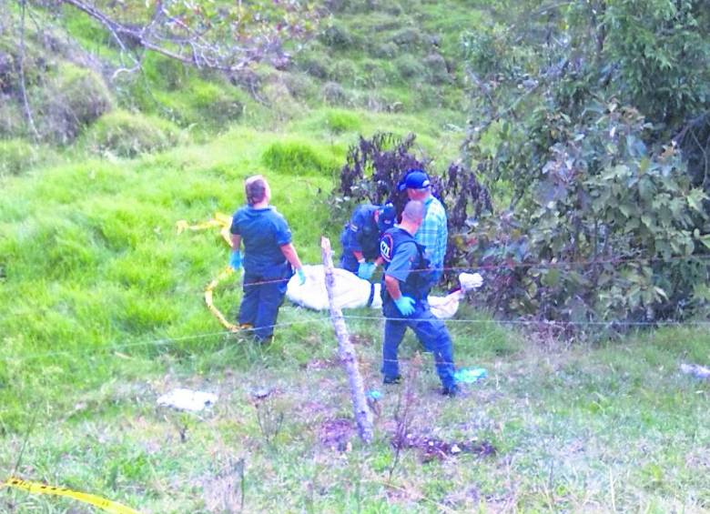 En proceso de identificación permanecían hasta anoche los cuerpos de un hombre y una mujer hallados en la tarde de ayer en un despoblado del corregimiento de San Félix. FOTO CORTESÍA