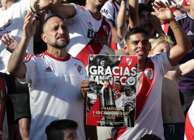 El agradecimiento de la hinchada riverplatense que espera la llegada de sus campeones. FOTO AFP