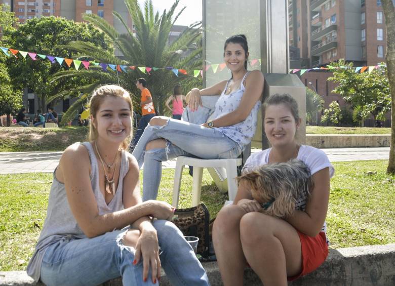 Susana Giraldo y Daniela Ibáñez y Camila Giraldo. Foto Cámara Lúcida. 