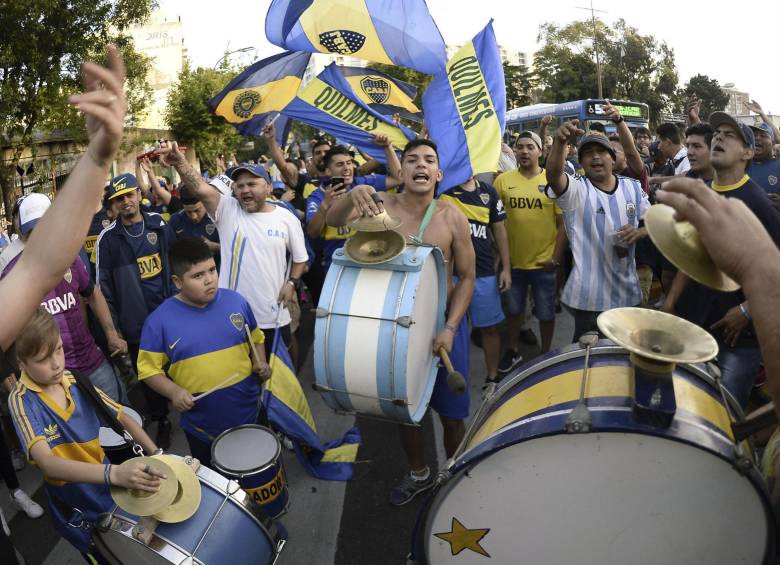 Hinchas de Boca despiden al plantel con impresionante banderazo