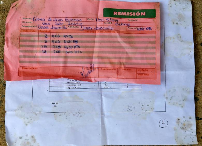 Ella pagó la mano de obra y le debe al oficial 3 millones de pesos.