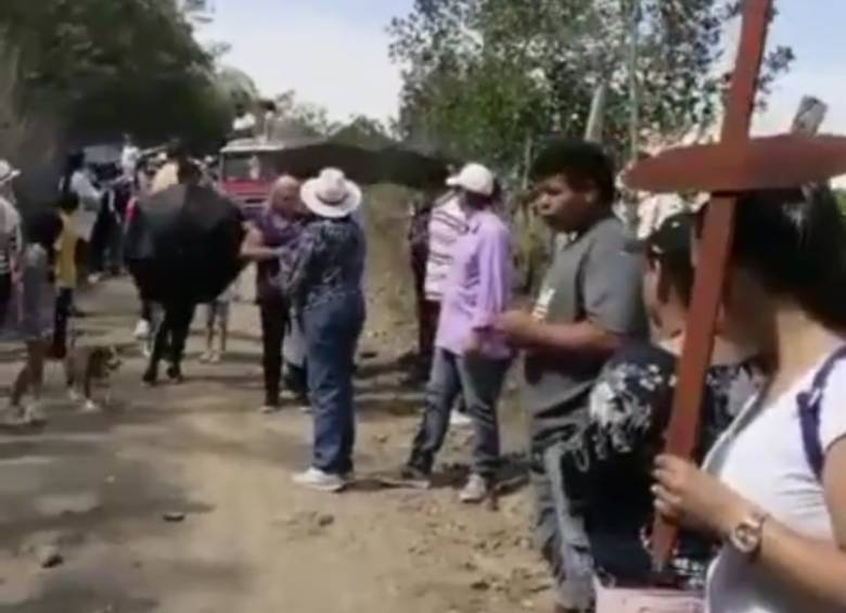El Viernes Santo, los habitantes de una vereda de Liborina, Antioquia, salieron masivamente a hacer el viacrucis. FOTO CORTESÍA CANAL TELESANTAFÉ