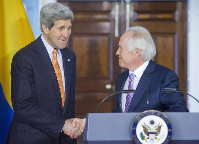 El secretario de Estado, John Kerry, anunció a este nuevo enviado diplomático para las conversaciones de paz, en una declaración en Washington. FOTO AFP