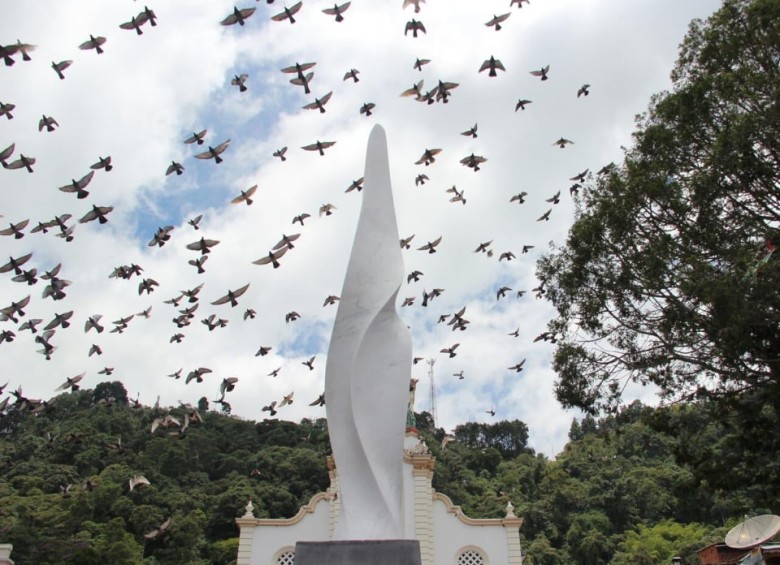 Con vuelo de palomas se estrenó la nueva escultura en Fredonia. FOTO CORTESÍA GOBERNACIÓN DE ANTIOQUIA
