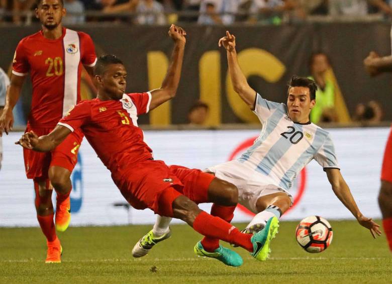 El defensa panameño Roderick Miller se somete a exámenes médicos con Atlético Nacional. FOTO AFP