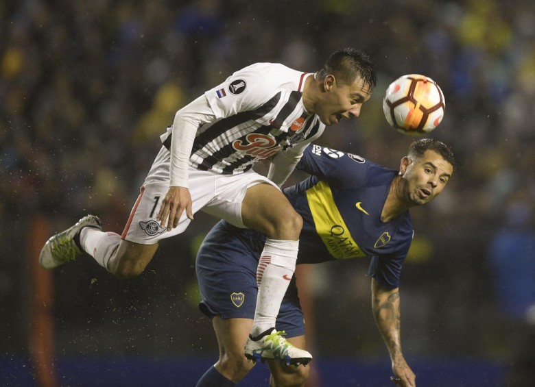 Edwin Cardona se lució con Boca en el duelo ante el Libertad paraguayo. FOTO AFP