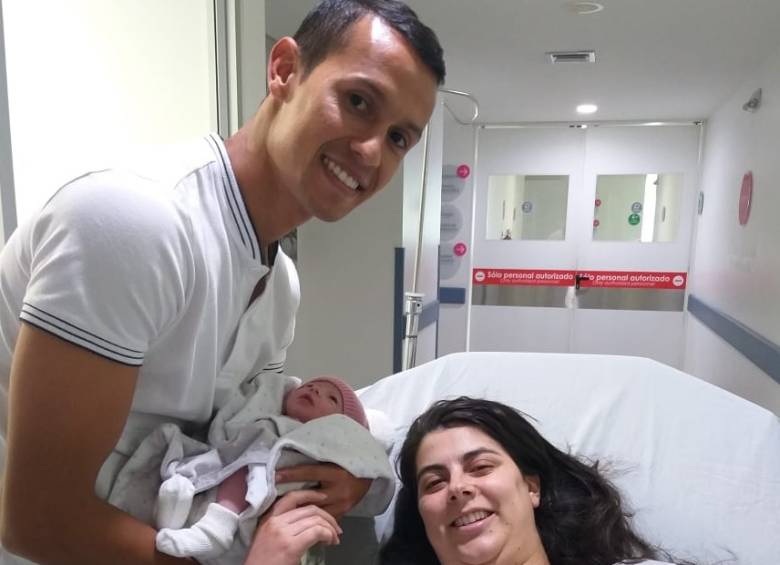 Andrés Ricaurte y la primera foto con su hija Alicia. FOTO @elgeneral1350
