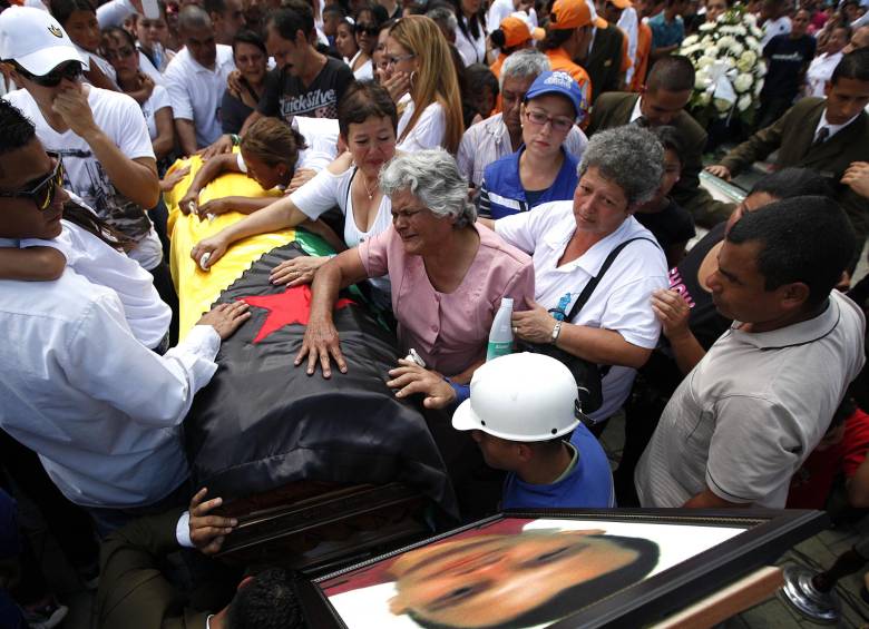12 escenas de dolor y angustias se juntaron en el parque de Amagá, en el adiós a los mineros de La Cancha. FOTO Julio César Herrera