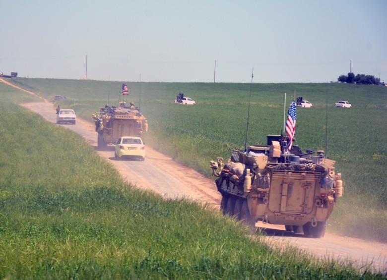 Un convoy del Ejército de Estados Unidos atraviesa una carretera en la frontera entre Siria y Turquía. FOTO archivo efe