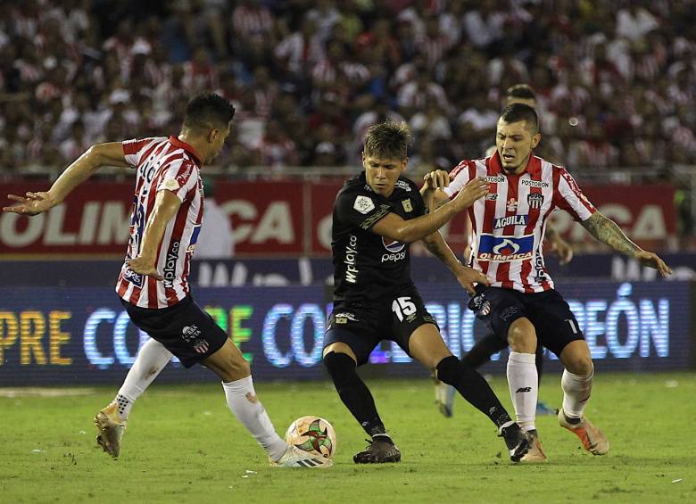 El volante Rafael Carrascal, en medio de los jugadores del Junior. Queda un capítulo para conocer el campeón. FOTO colprensa