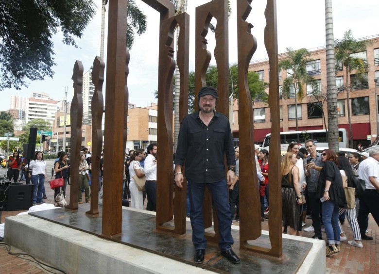 Cristóbal Gaviria, autor de la escultura instalada en el parque de El Poblado en honor a las víctimas de la violencia en Medellín. FOTO JUAN ANTONIO SÁNCHEZ