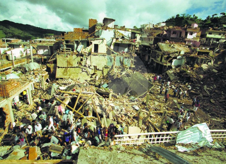 Así fue la destrucción en el centro de Granada, durante la toma guerrillera de las Farc en diciembre del 2000. Fallecieron 20 personas. Foto: Donaldo Zuluaga Velilla