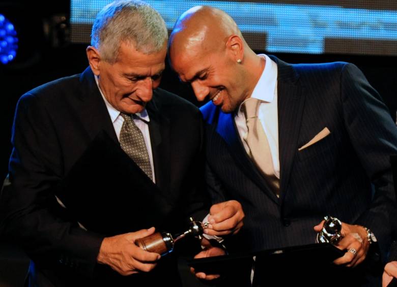 Se rindió tributo a padres e hijos. Se destacaron Juan Ramón Verón y Juan Sebastián Verón, leyendas de Estudiantes de La Plata. FOTO AFP