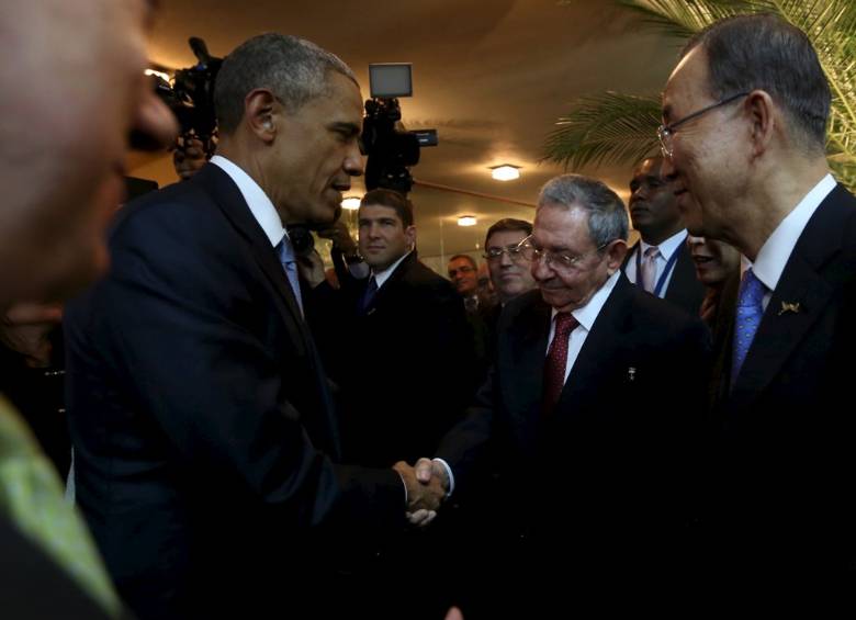 “En la Cumbre de las Américas de esta noche (viernes) , el presidente Obama y el presidente Castro se saludaron y se dieron la mano”, dijo Bernadette Meehan, portavoz del Consejo de Seguridad Nacional. FOTO REUTERS