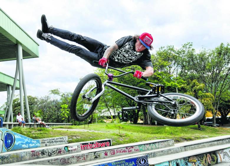 Santiago Muñoz utiliza varios escenarios para entrenar, como el de skate en la unidad Atanasio Girardot. FOTO Juan A. Sánchez