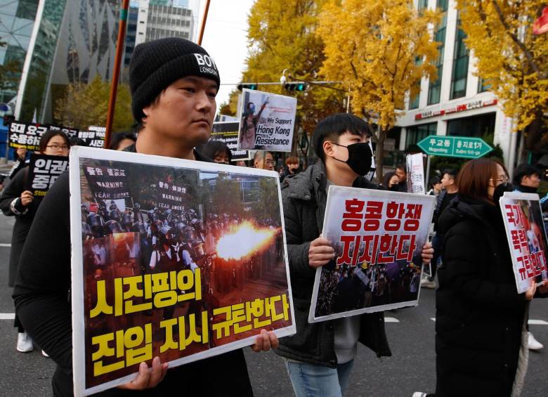 Las manifestaciones prodemocracia, prácticamente diarias en Hong Kong desde hace seis meses, parecieron darse una tregua el sábado, en un intento de no obstaculizar las elecciones locales del domingo. Foto: EFE
