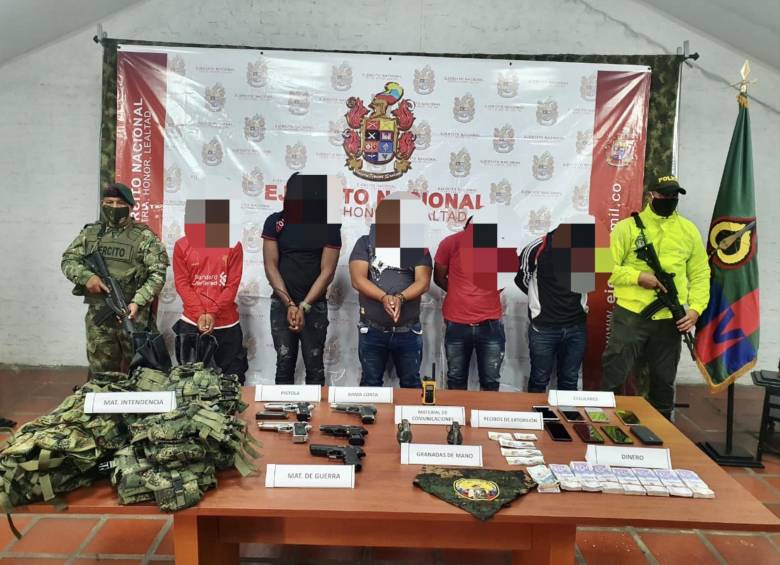 El Ejército informó sobre la captura de Édgar Quitumbo Peña, alias el “Gordo James”, y otras cuatro personas que harían parte de su esquema de seguridad. FOTO CORTESÍA TWITTER @COMANDANTE_EJC