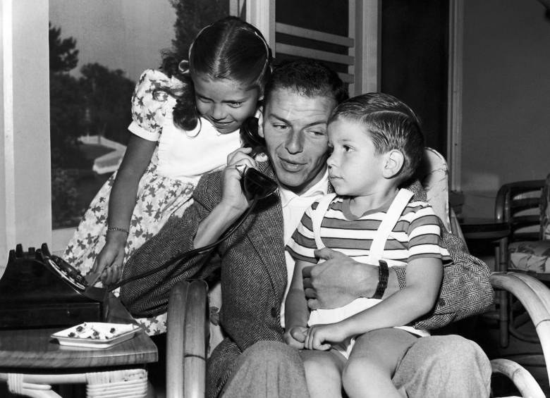 Aquí con su hermana Nancy y su padre. FOTO Archivo AP
