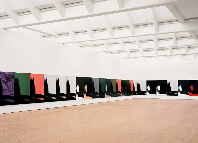 Arriba. La exposición Sombras, de Andy Warhol, se encuentra exhibida en España hasta octubre próximo. Abajo, el artista con algunas obras de la muestra. FOTOs museo guggenheim de Bilbao 