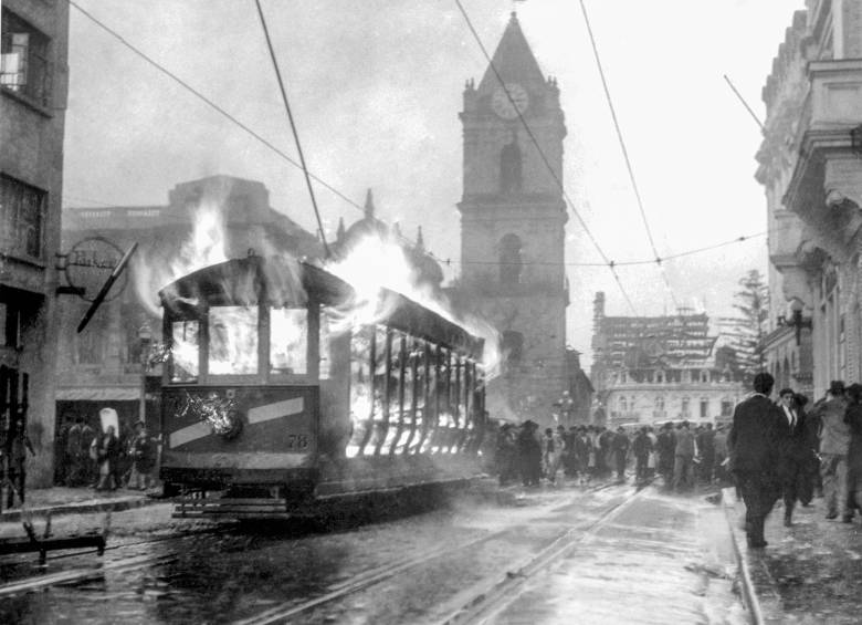 Disturbios en Bogotá el 9 de abril de 1948, luego del asesinato del líder liberal Jorge Eliécer Gaitán. Foto: Cortesía de familia de Manuel H. 