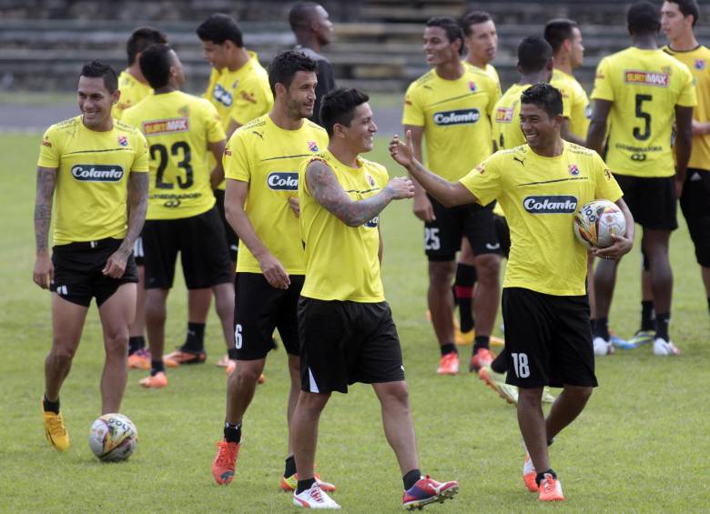 El buen ambiente del DIM se percibe a todas horas, como se aprecia en esta imagen entre Cano y Marrugo. FOTO Manuel Saldarriaga