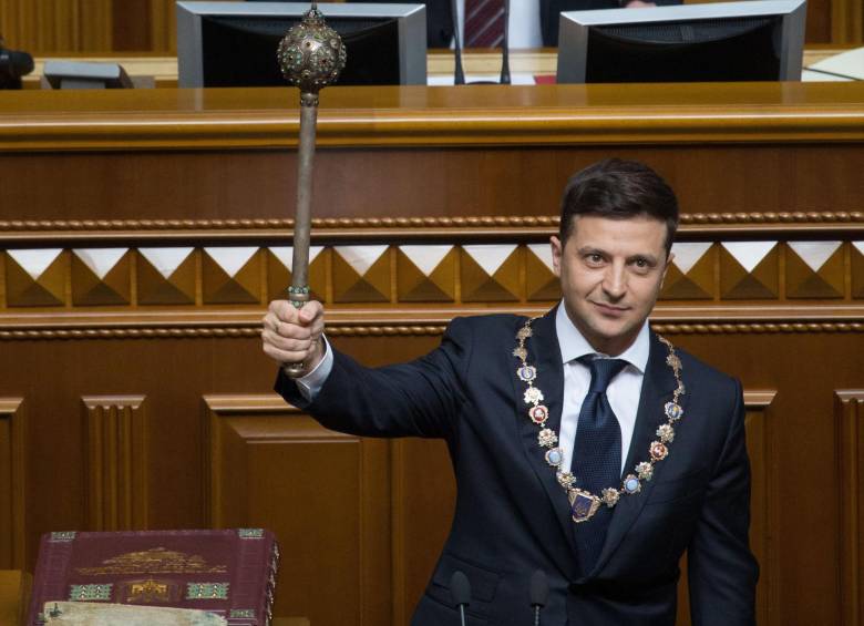 Presidente de Ucrania, Vladímir Zelenski, sostiene un Bulava, cetro histórico que representa el poder estatal. FOTO: EFE