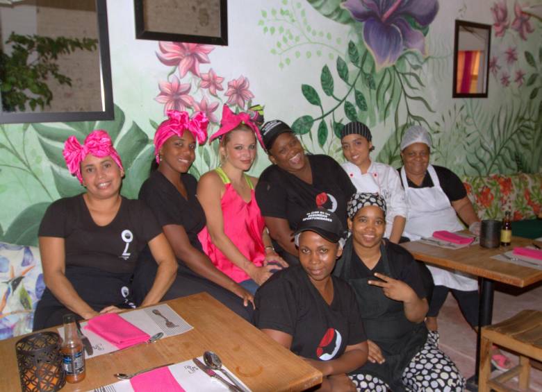 Johanna Bahamón trabaja junto a las mujeres que atienden en el restaurante Interno en Cartagena. FOTO colprensa maruja parra