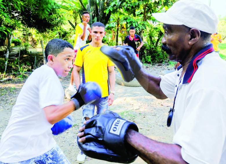 En un saco colgado sobre unas ramas, los boxeadores del corregimiento mejoran sus golpes. FOTO Julio César Herrera