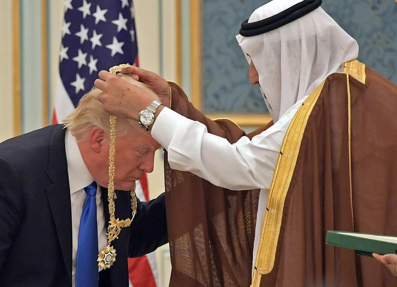 Trump recibió la máxima condecoración entregada por Arabia Saudí, por “su iniciativa para mejorar la seguridad y la estabilidad del mundo”. FOTO afp