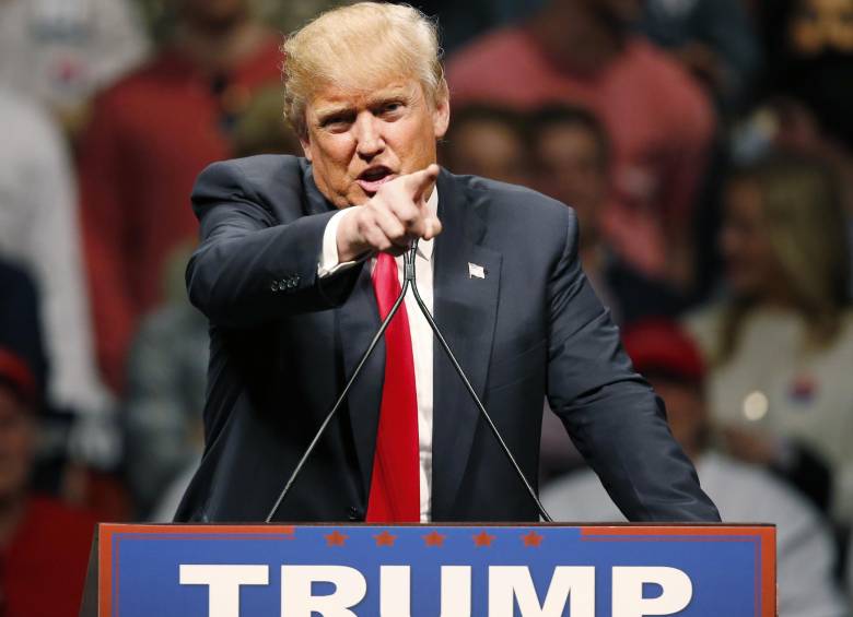 Preguntado por la prensa, Donald Trump dijo no tener conocimiento de que el antiguo líder del KKK hubiera mostrado sus simpatías hacia él, y declinó cualquier acercamiento. FOTO AP