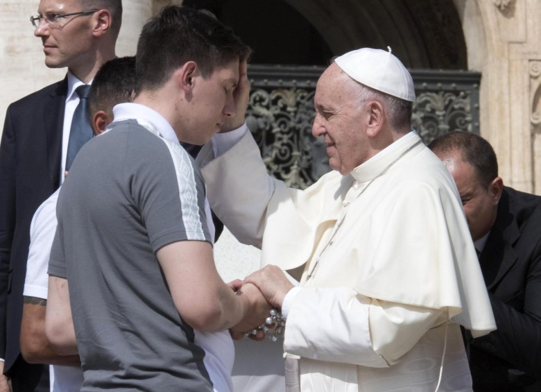 El Papa saludó a Alan Ruschel, sobreviviente del fatal accidente aéreo. FOTO EFE