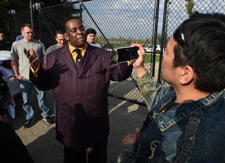 Maurice Phillips, el cuñado de Prince que estuvo dando declaraciones y saludando a los fanáticos afuera del sepelio fue quien aseguró que el cantante llevaba 154 horas sin dormir. FOTO AFP