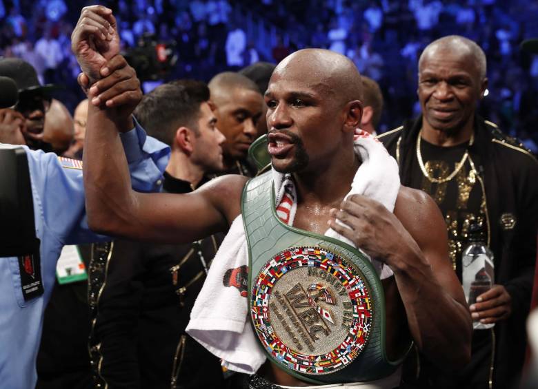 Mayweather recibió un cinturón que no es oficial y que lo acredita como el ganador de la pelea. Fotos afp y efe