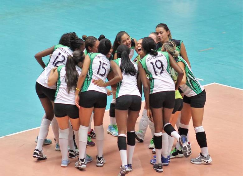 Juliana Toro motiva a sus compañeras antes del duelo ante Huila.