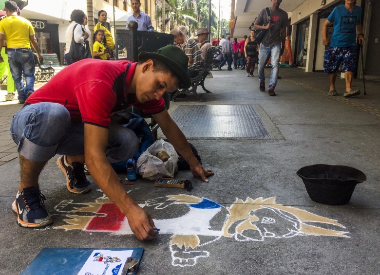 Como Fernando Baquero, otros artistas también estampan su arte a la vera del comercio.Foto RAFAEL GORDO NUÑEZ 