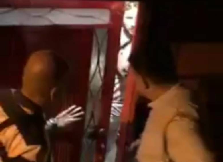 El propio alcalde de Santa Fe de Antioquia, Felipe Pardo (derecha), llegó a terminar la fiesta en una casa del casco urbano de Santa Fe de Antioquia. FOTO: cortesía Q’Hubo Medellín.