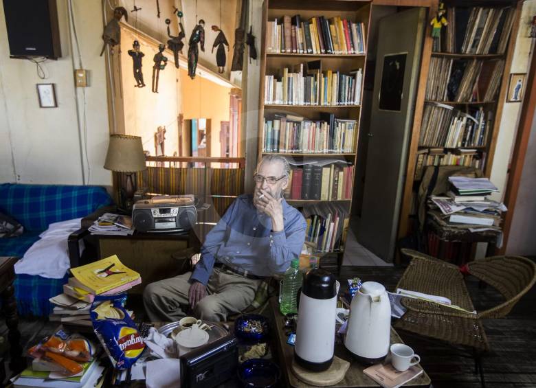 Elkin en su buhardilla y en el lugar de su casa en el que más está siempre: la silla. Su casa es una torre de marfil, muy distinta a cuando se cruza la puerta y se sale al Centro. FOTO JULIO CÉSAR HERRERA