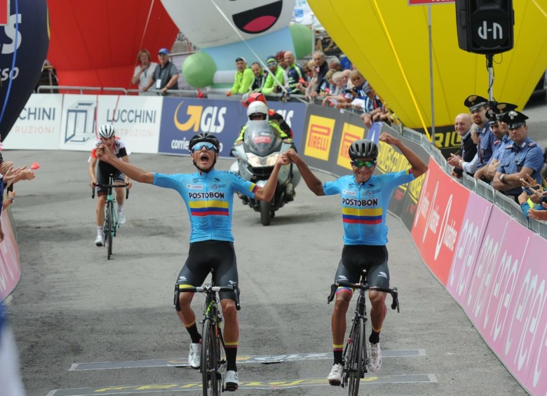 Este es el momento en el que los dos colombianos cruzan la meta en la cuarta etapa del Giro de Italia Sub-23. FOTO CORTESÍA-FEDECICLISMO